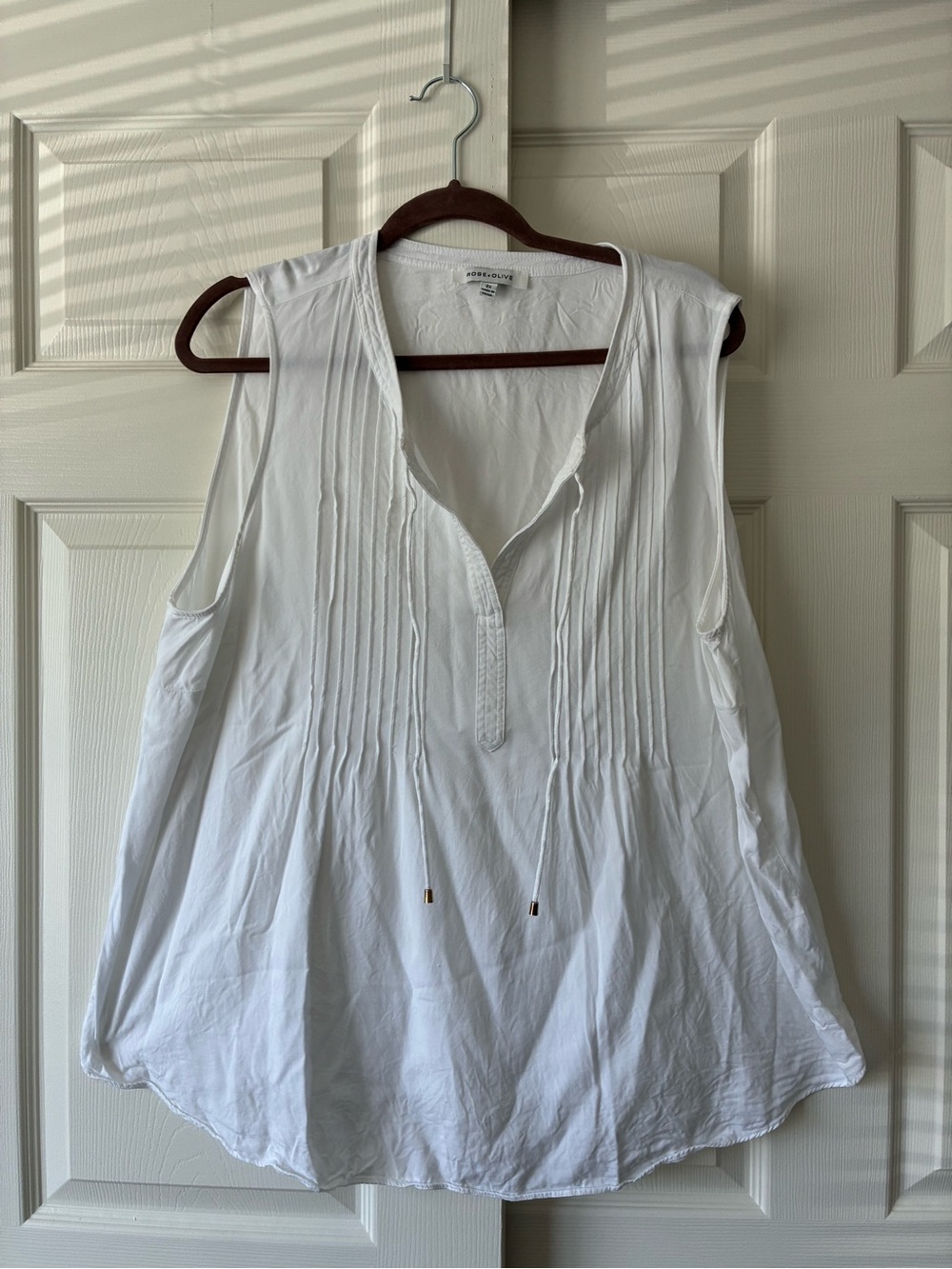 Rose & Olive White Pintuck Split-V Sleeveless Camisole